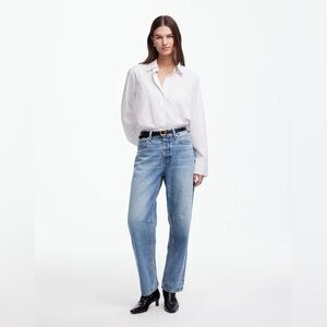Madewell The Darted Barrel Leg Jean in Dobbins
Wash